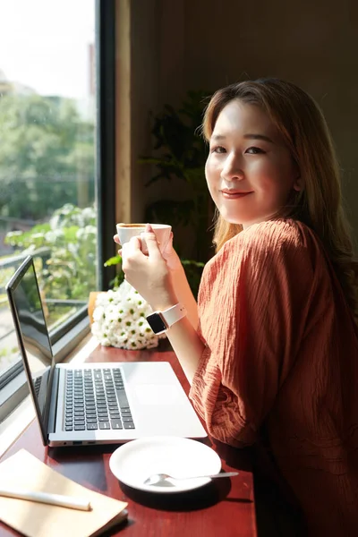 Donna che si gode una tazza di caffè — Foto Stock