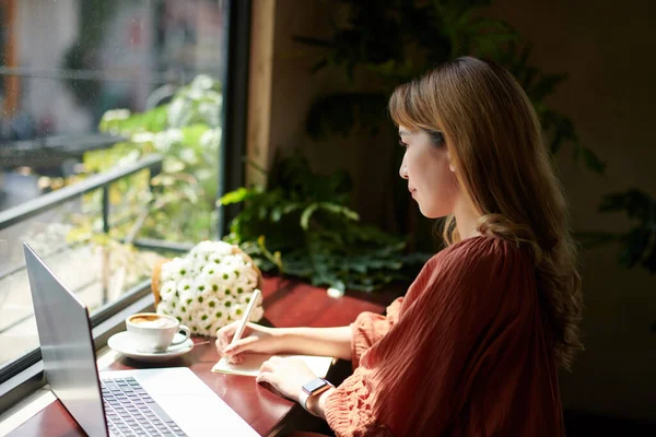 Vrouw het neerschrijven van ideeën — Stockfoto