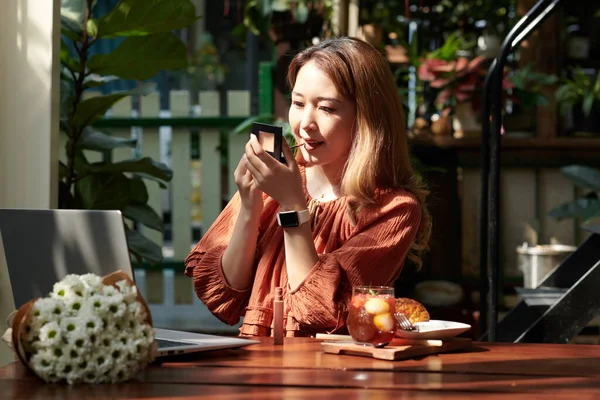 Woman Applying Liquid Lipstick — Stock Photo, Image