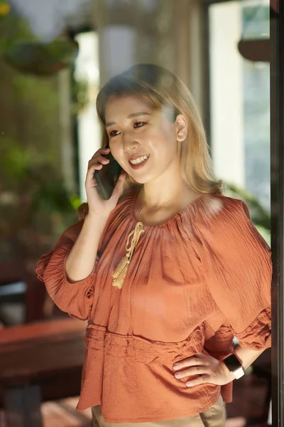 Χαμογελαστή γυναίκα που μιλάει στο τηλέφωνο — Φωτογραφία Αρχείου