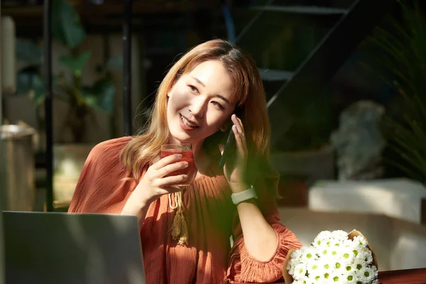 Mujer sonriente hablando por teléfono —  Fotos de Stock
