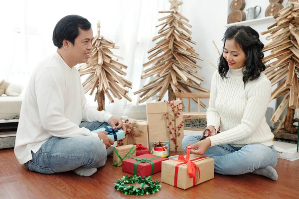 Casal embrulho presentes de Natal — Fotografia de Stock