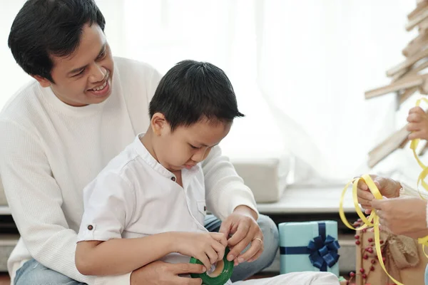 Father and Son Wrapping Presents — Stok fotoğraf