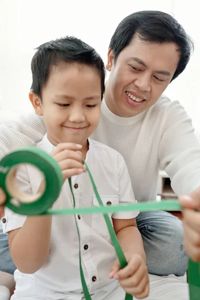 Dad and Son Decorating Gifts —  Fotos de Stock
