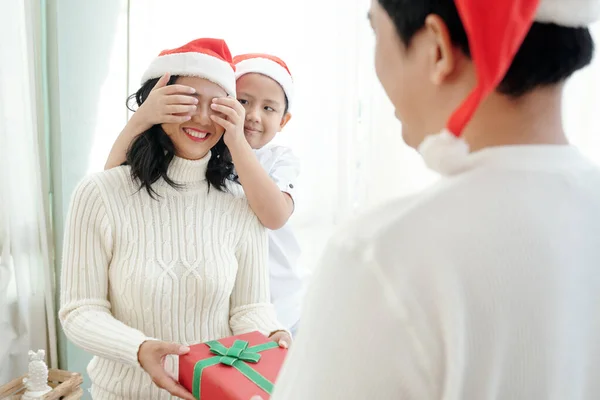 Christmas Surprise for Mother — Stok fotoğraf