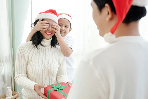 Christmas Surprise for Mother — Φωτογραφία Αρχείου