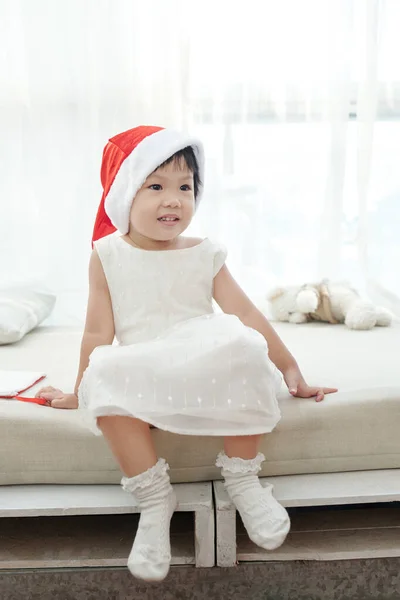 Adorable Girl Sitting on Bed — Stockfoto