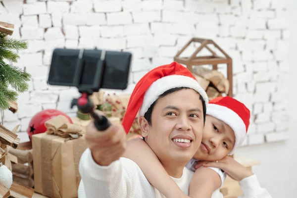 Father and Son Filming Christmas Vlog — Stok fotoğraf