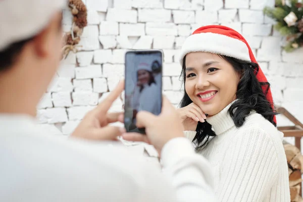 Husband Photographing Smiling Wife — Fotografia de Stock