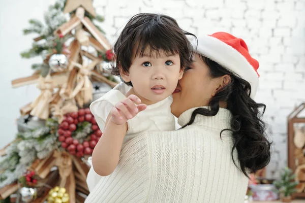 Mãe beijando bebê menina — Fotografia de Stock