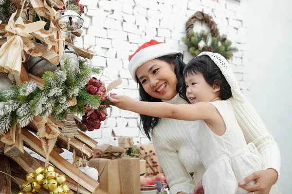 Mor och son dekorerar julgran — Stockfoto