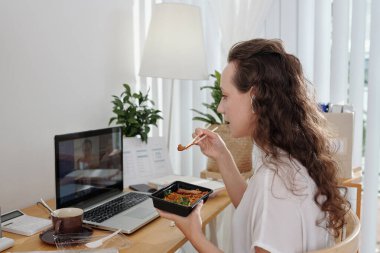 İş yerinde öğle yemeği molası