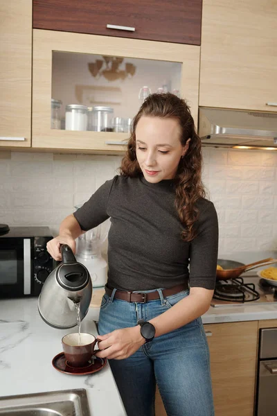 Mujer haciendo taza de té — Foto de Stock