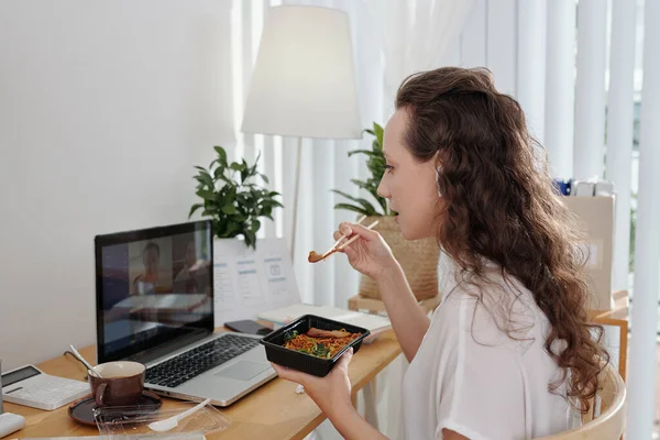 Pausa pranzo al lavoro — Foto Stock