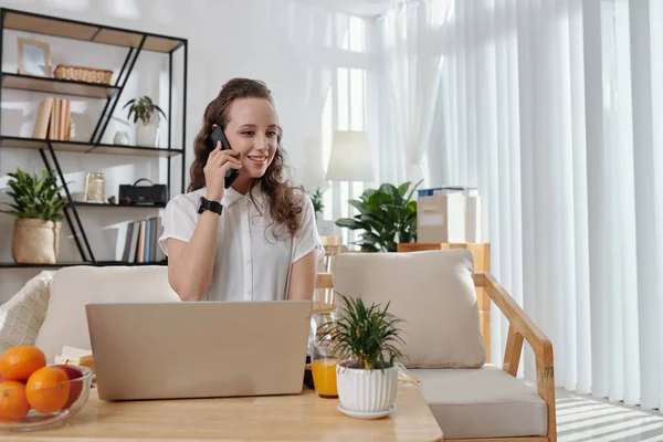 Femme d'affaires travaillant à domicile — Photo