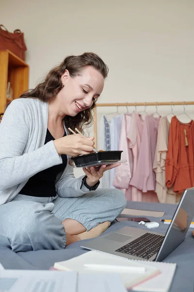 Mujer viendo webinar en el ordenador portátil — Foto de Stock
