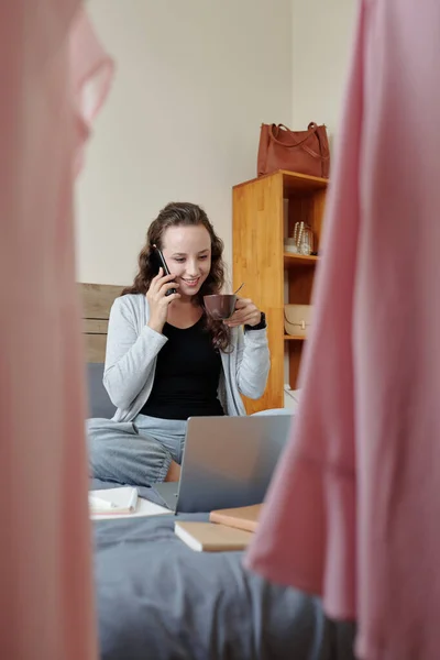 Estudiante hablando por teléfono —  Fotos de Stock