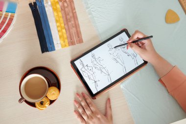 Tasarımcı çizim moda kroki