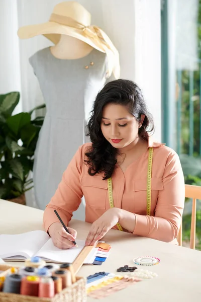 Seamstress Checking Setails of Order — Foto Stock