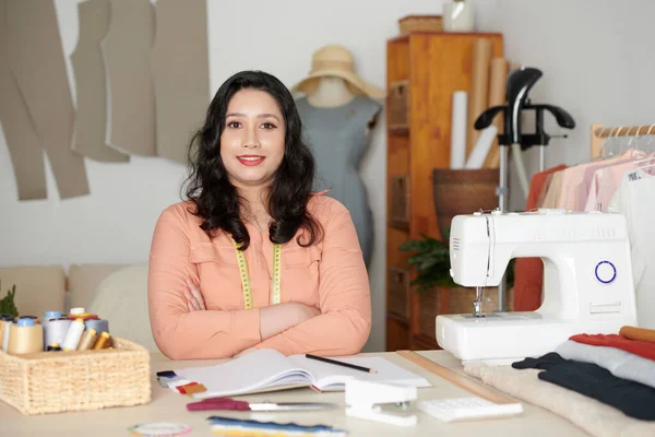 Portrait of Smiling Female Tailor — 图库照片