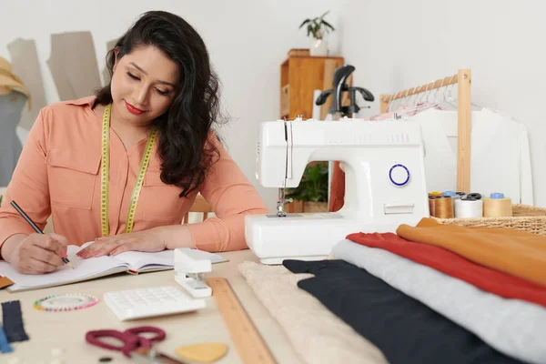 Female Tailor Writing in Notepad — Stock Photo, Image