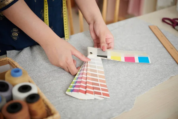 Seamstress Working with Color Palette — Stockfoto