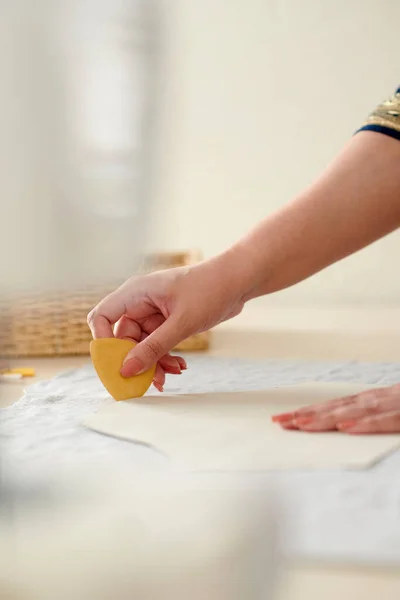 Seamstress Marking out Pattern with Chalk — Zdjęcie stockowe