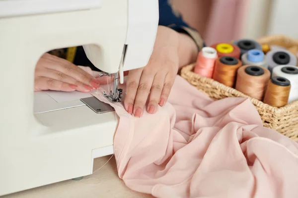 Dressmaker szycie jedwabnej bluzki — Zdjęcie stockowe