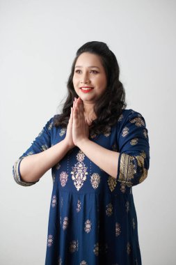 Hint Kadını Namaste Hareketi Yapıyor