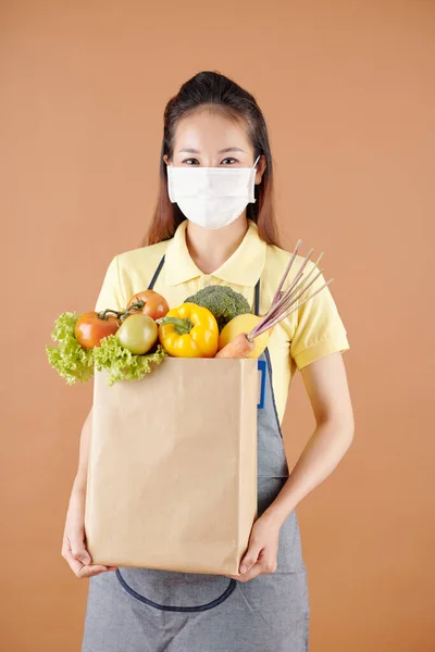 Supermarktangestellte mit Lebensmitteln — Stockfoto