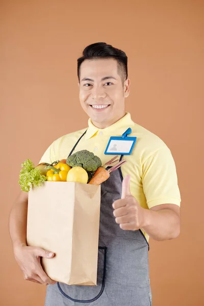 Trabalhador do supermercado mostrando polegares para cima — Fotografia de Stock