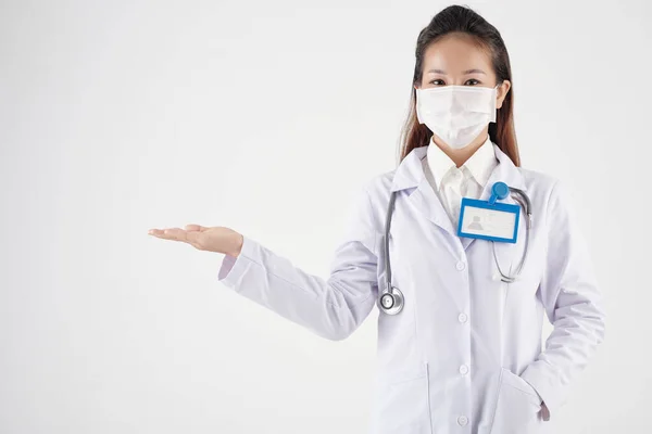 Medico femminile in maschera protettiva — Foto Stock