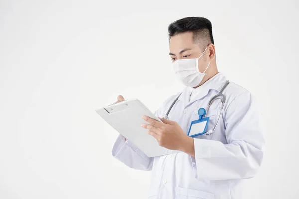 Doctor llenando informe médico — Foto de Stock