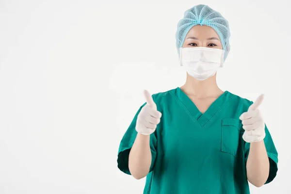 Enfermeira feliz mostrando polegares para cima — Fotografia de Stock