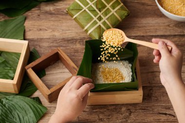 İçinde sarı Mung Fasulyesi olan kek yapmak.