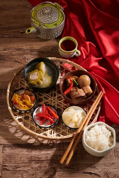 Heerlijke traditionele Vietnamese gerechten — Stockfoto