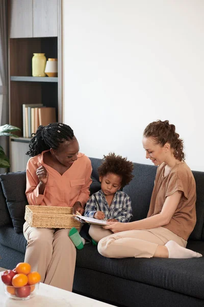 Mütter und Kinder zeichnen Bild — Stockfoto