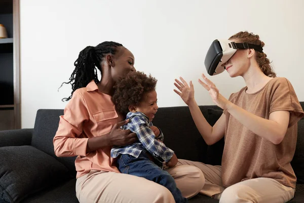 Vielfältige Familie spielt VR-Spiel — Stockfoto
