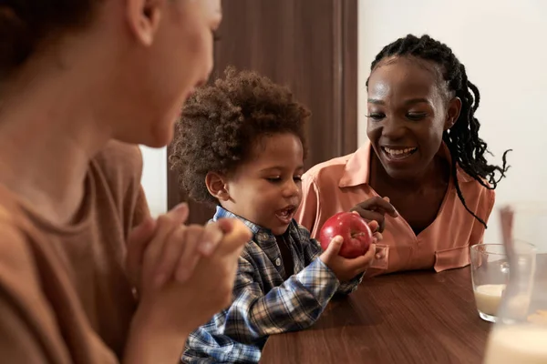 Matka dává jablko na syna — Stock fotografie