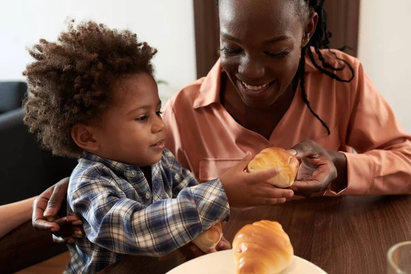 Croissant zum Frühstück — Stockfoto