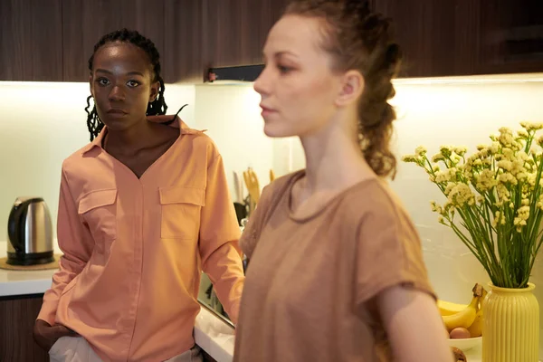 Lesbisch paar in keuken — Stockfoto