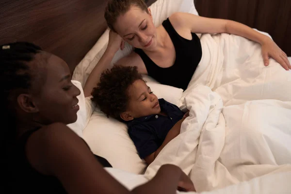 Mütter und Sohn liegen im Bett — Stockfoto