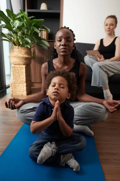 Jongen die Yoga beoefent met zijn moeder — Stockfoto