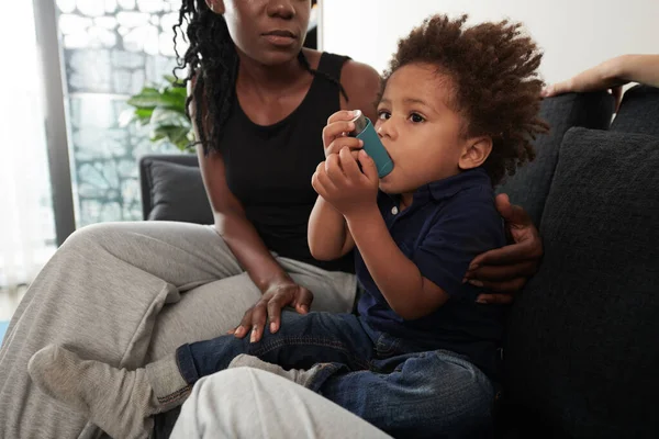 Garçon souffrant d'une attaque asthmatique — Photo