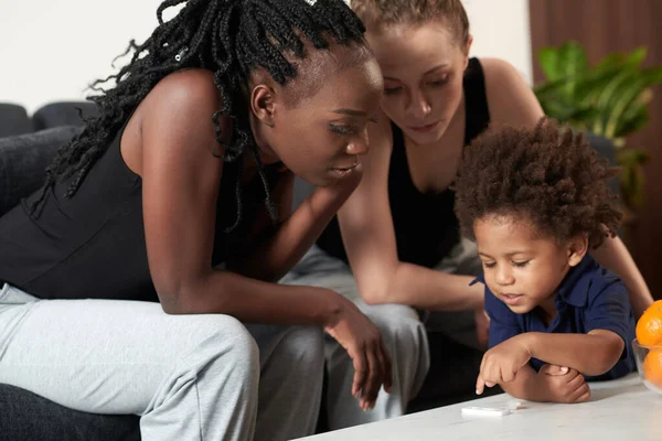 Famille regardant la cassette de test d'antigène COVID-19 — Photo