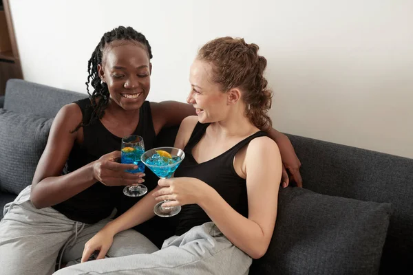 Jonge vrouwen drinken van cocktails — Stockfoto