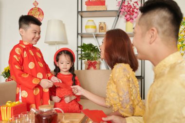 Ebeveynler Çocuklara Zarf Veriyor