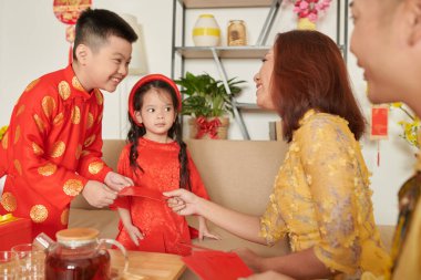 Kırmızı Zarf Alınan Çocuk