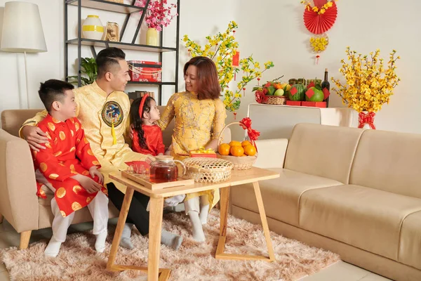 Семья празднует китайский новый год — стоковое фото