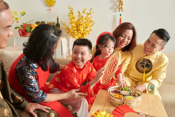 Familjen firar Lunar nyår — Stockfoto